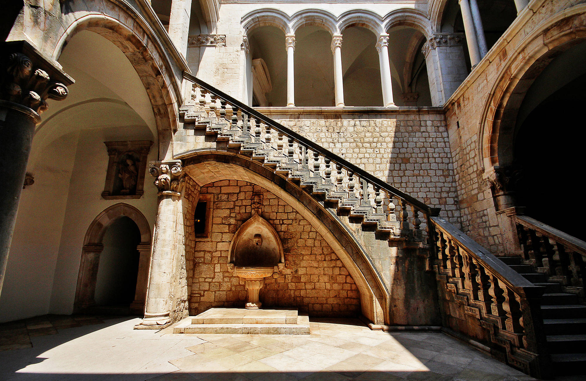 palatset knezev dvor under en resa till dubrovnik i kroatien