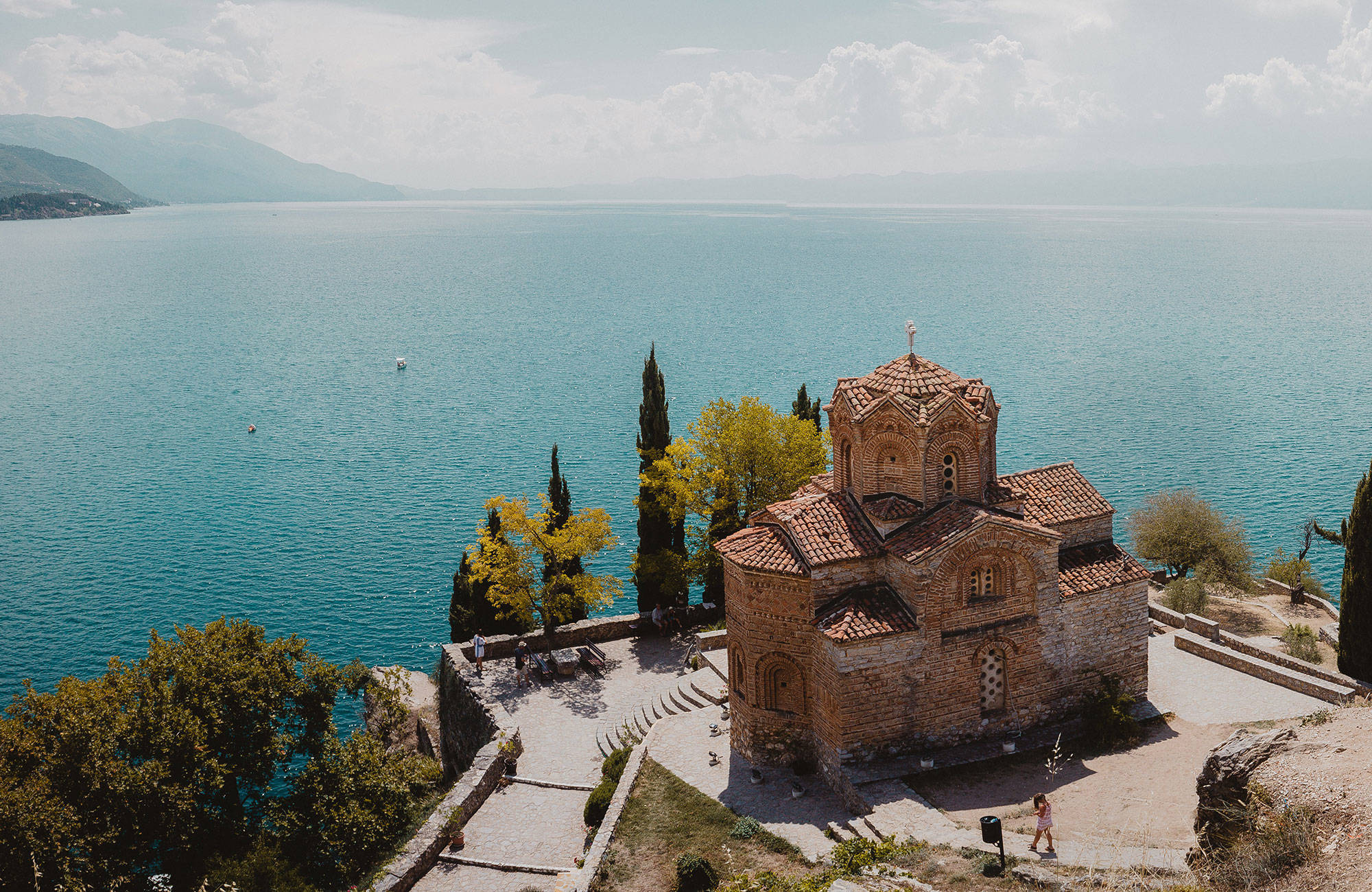 Lake Ohrid kan besökas under en resa till Nordmakedonien