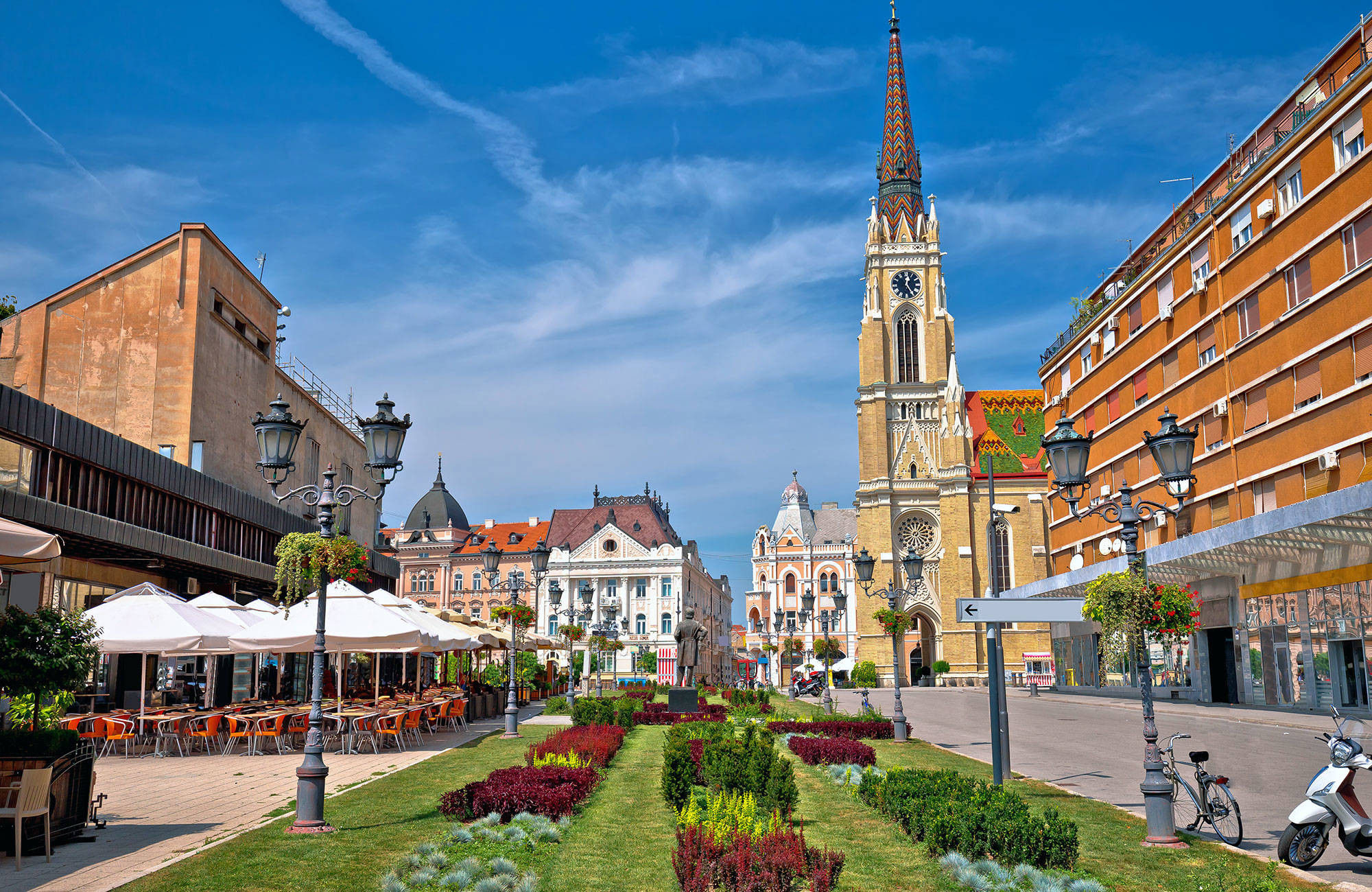 Ett torg och en kyrka under en resa till Novi Sad