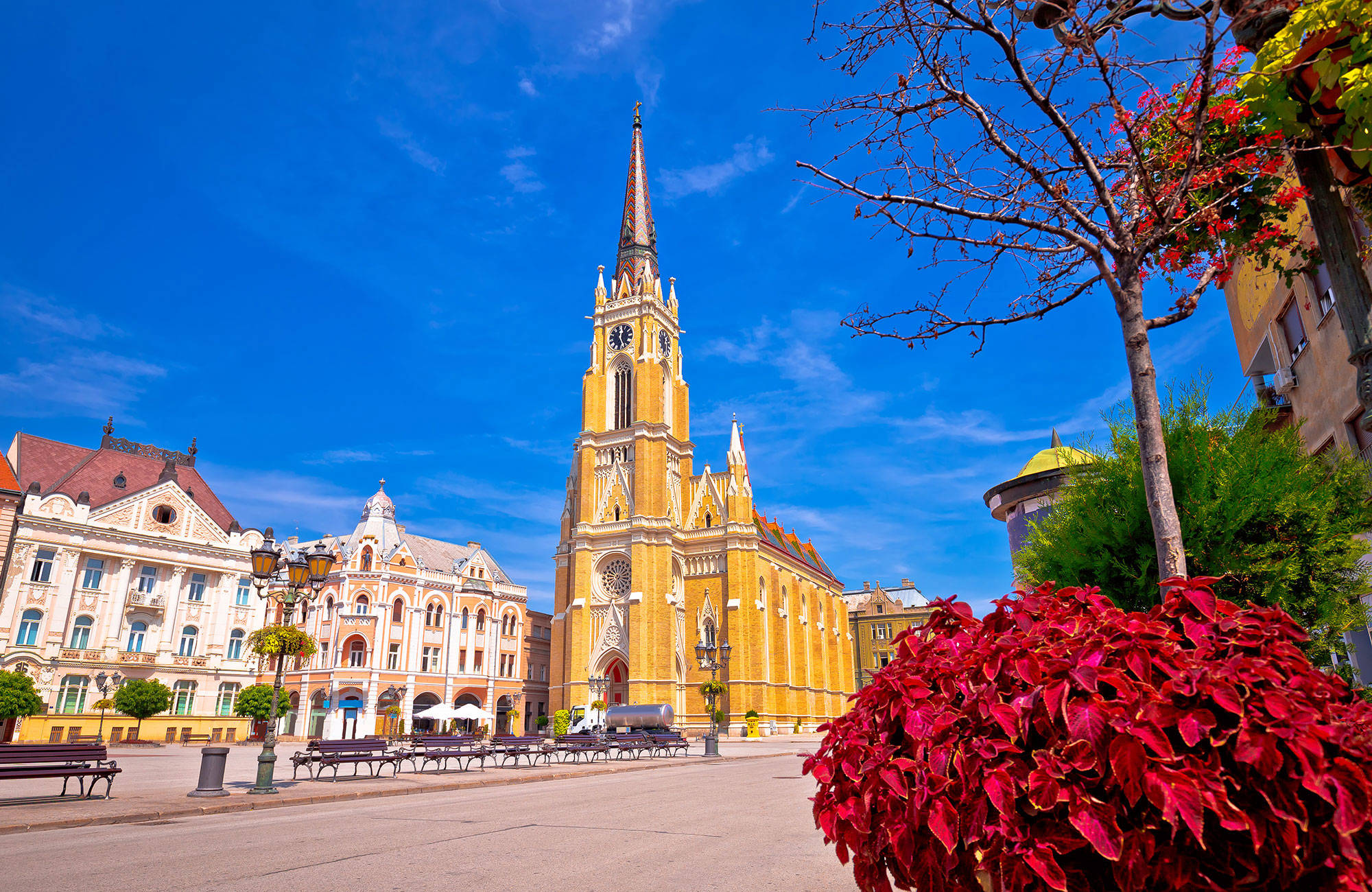 En gul kyrka under en resa till Novi Sad