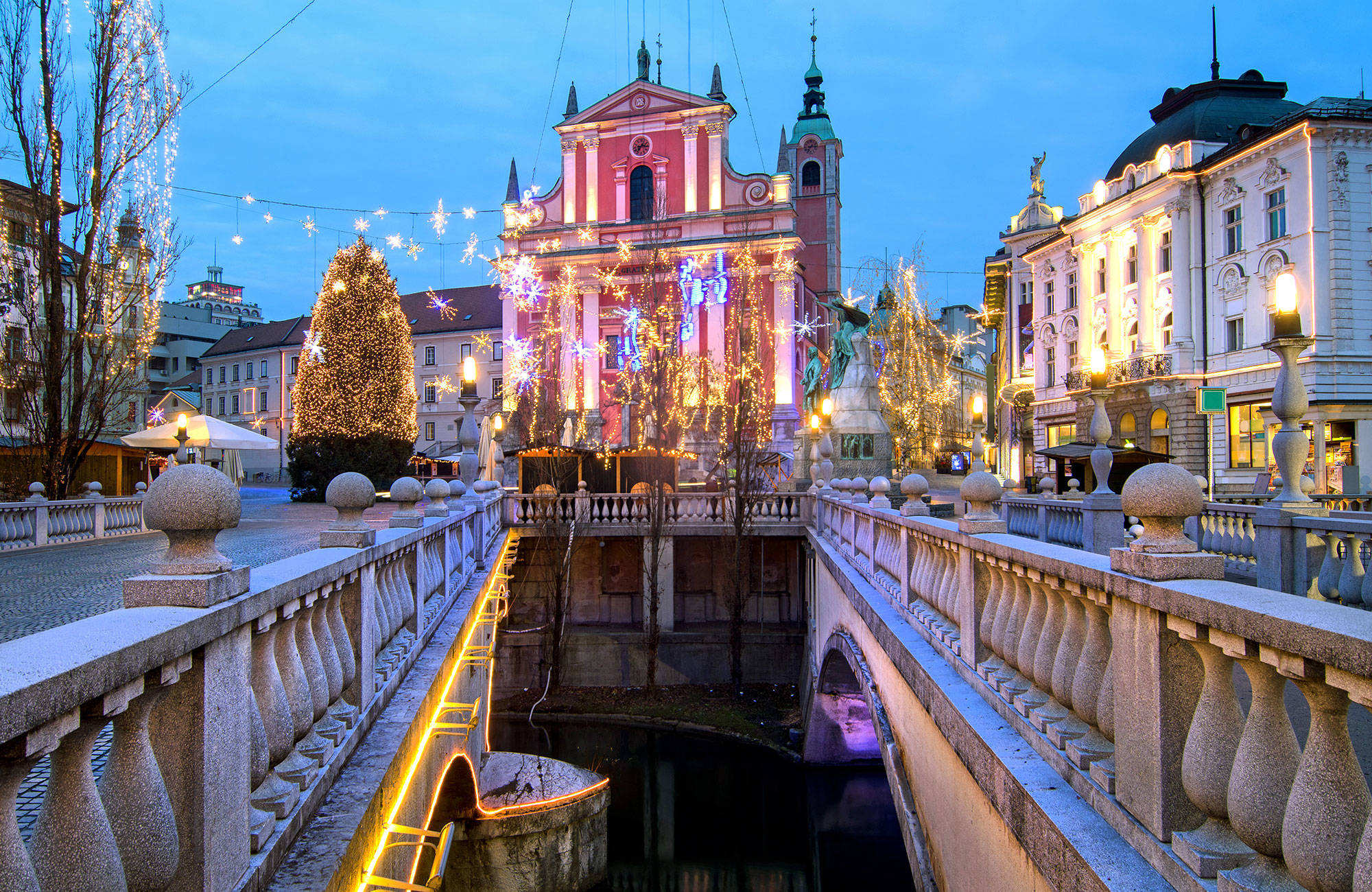 julbelysning på en byggnad i ljubljana i slovenien
