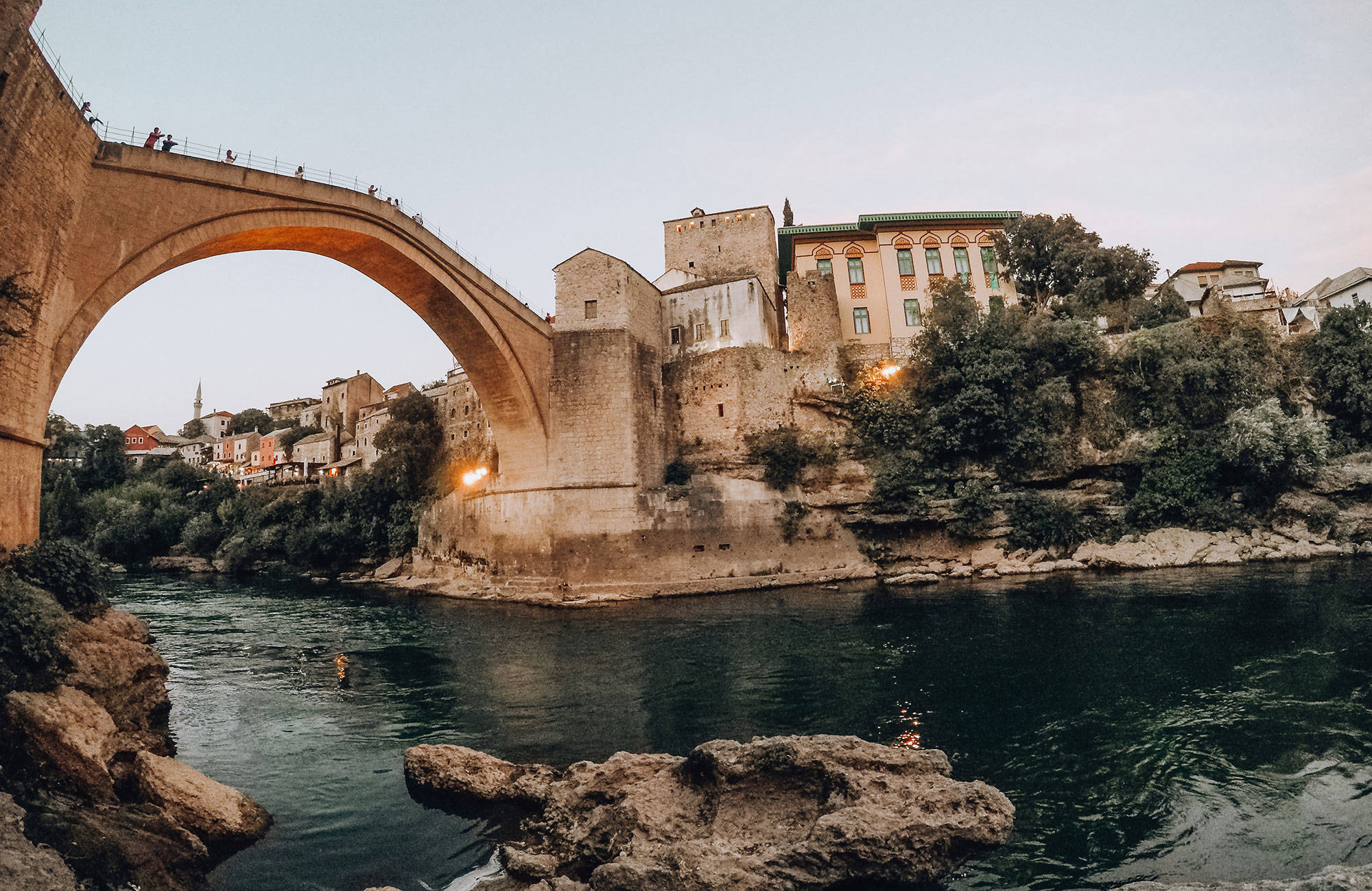 bro över flod i mostar under en resa till Bosnien-Hercegovina
