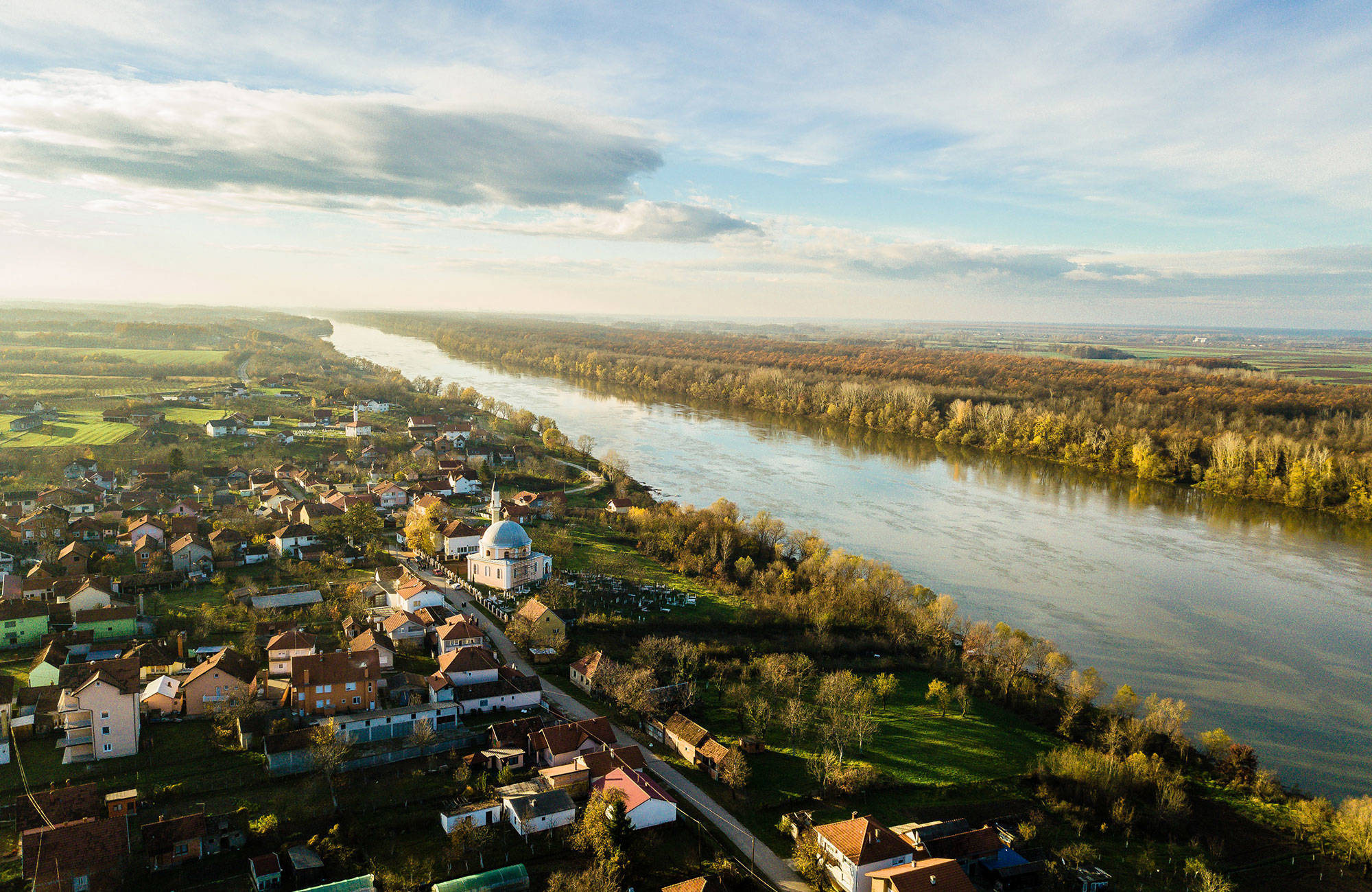en flod som drar igenom en stad i Bosnien-Hercegovina