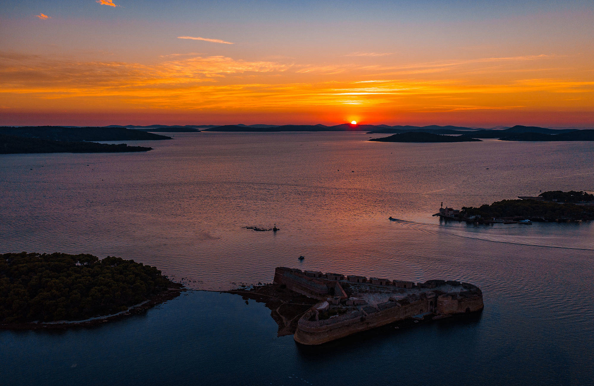 solnedgång över sibenik under en resa till kroatien