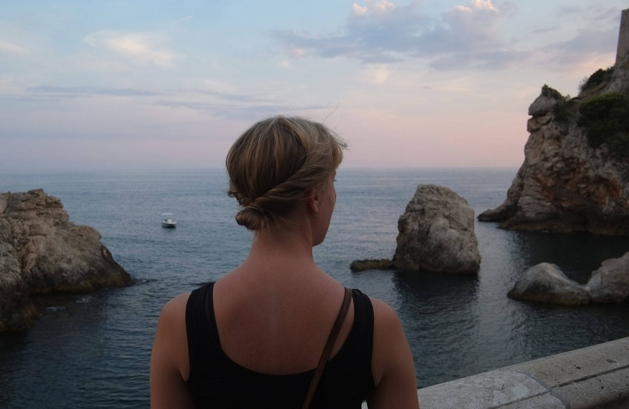 blond tjej på en resa genom kroatien
