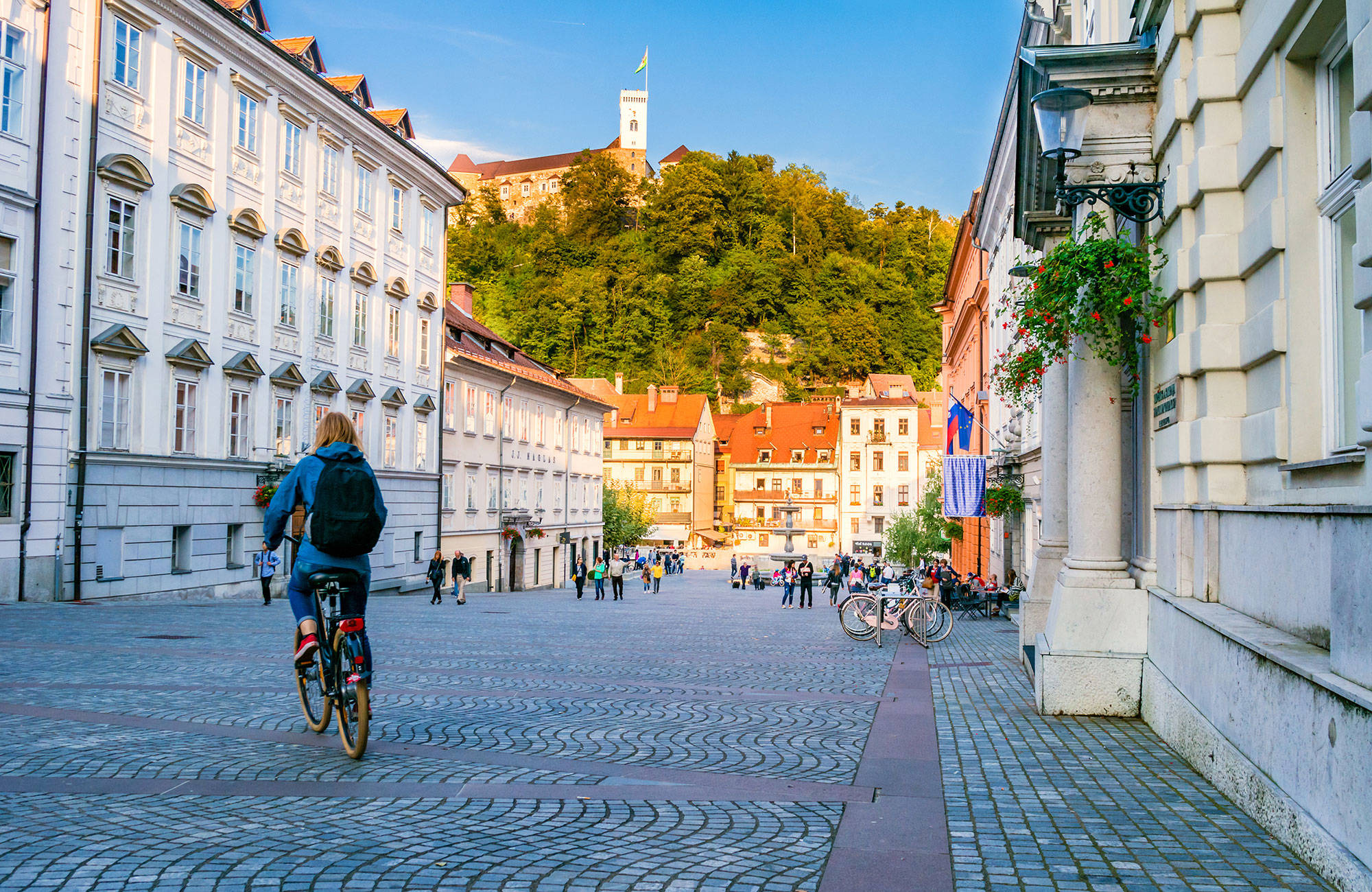 kullerstensgator och en cyklist i ljubljana