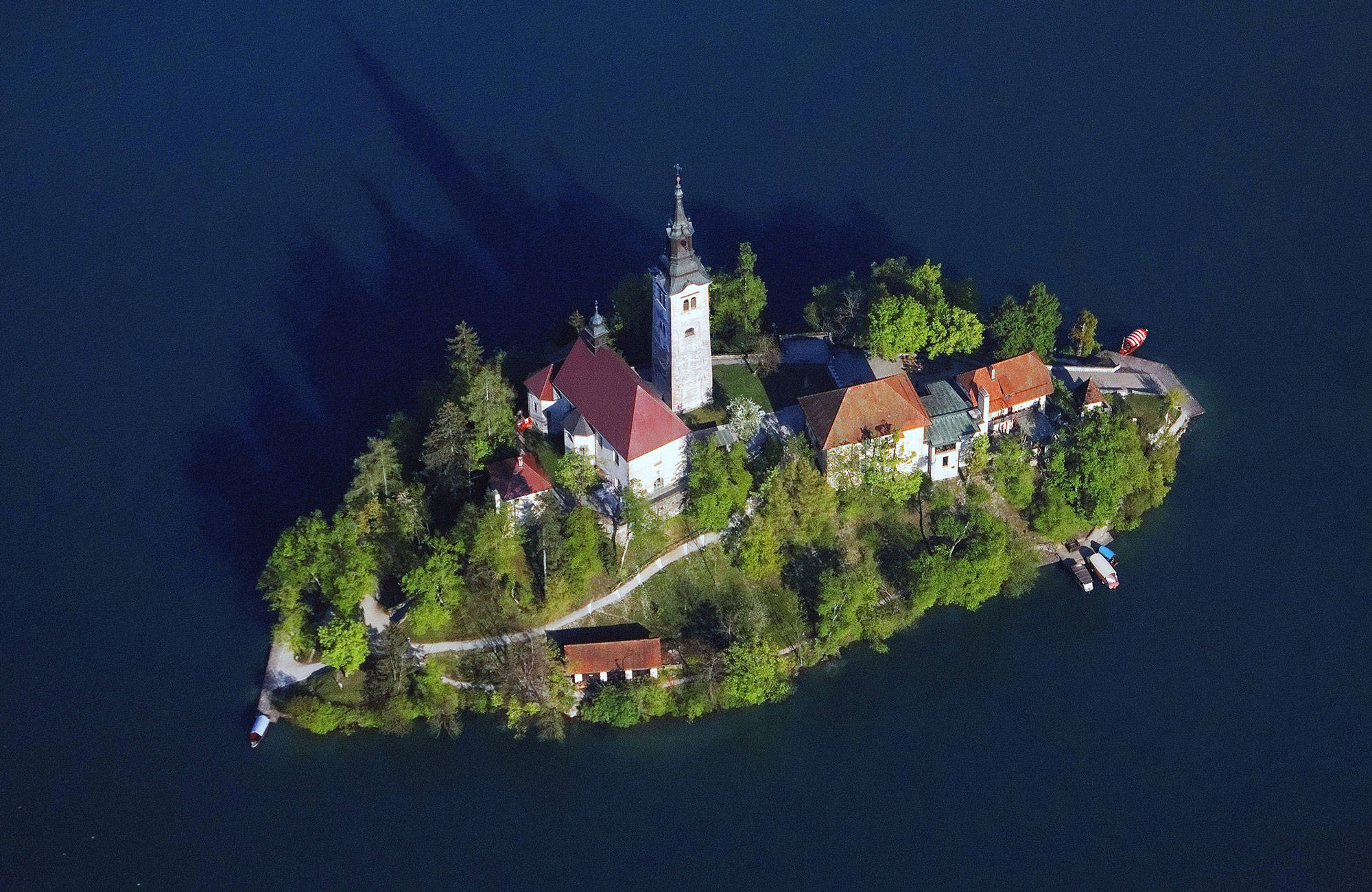 den kända ön i mitten av sjön i Bled