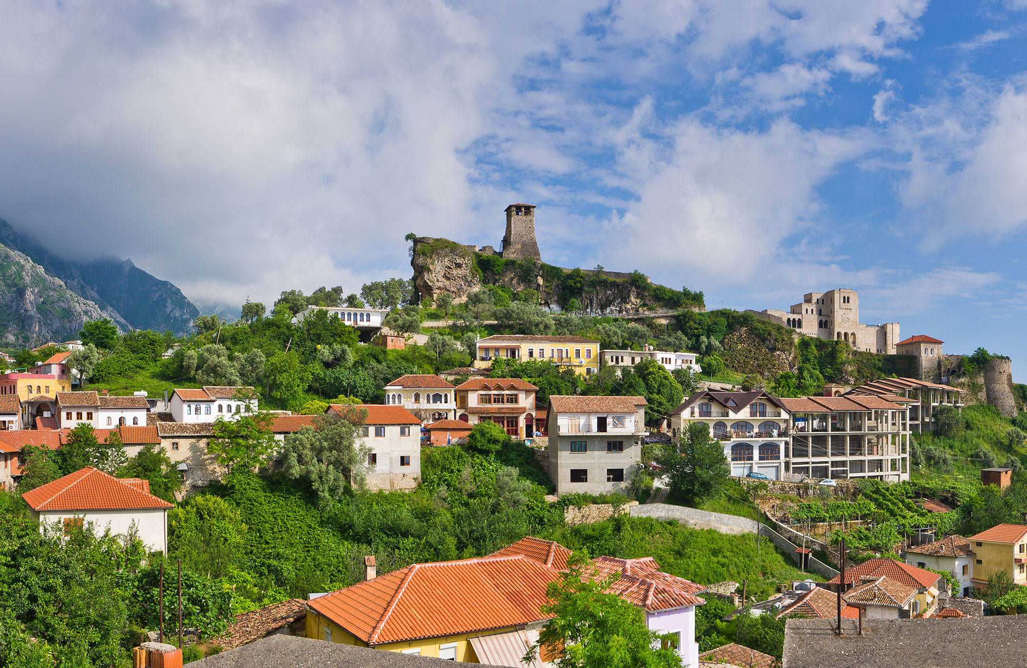 besöka slottet kruja under en resa till tirana i albanien