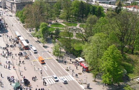 trafik och människor i rörelse bredvid en park i banja luka