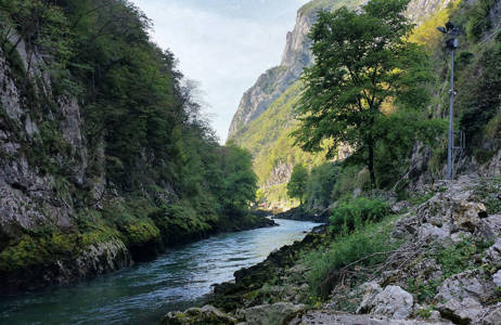 flod som rinner mellan berg och skog under en resa till banja luka