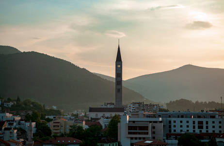 minaret i soluppgång under en resa till mostar