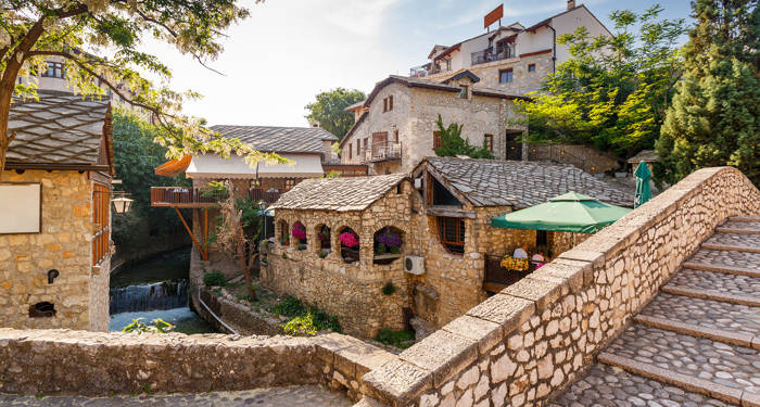 Njut av charmiga byggnader i Mostar i Bosnien