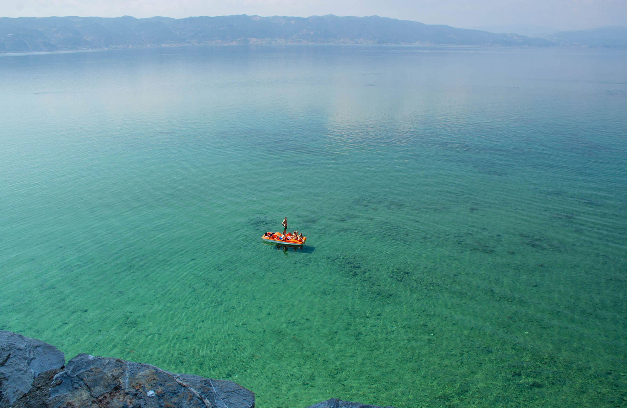 en ensam båt ute på havet 