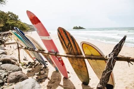 surfing-stranden-costa-rica