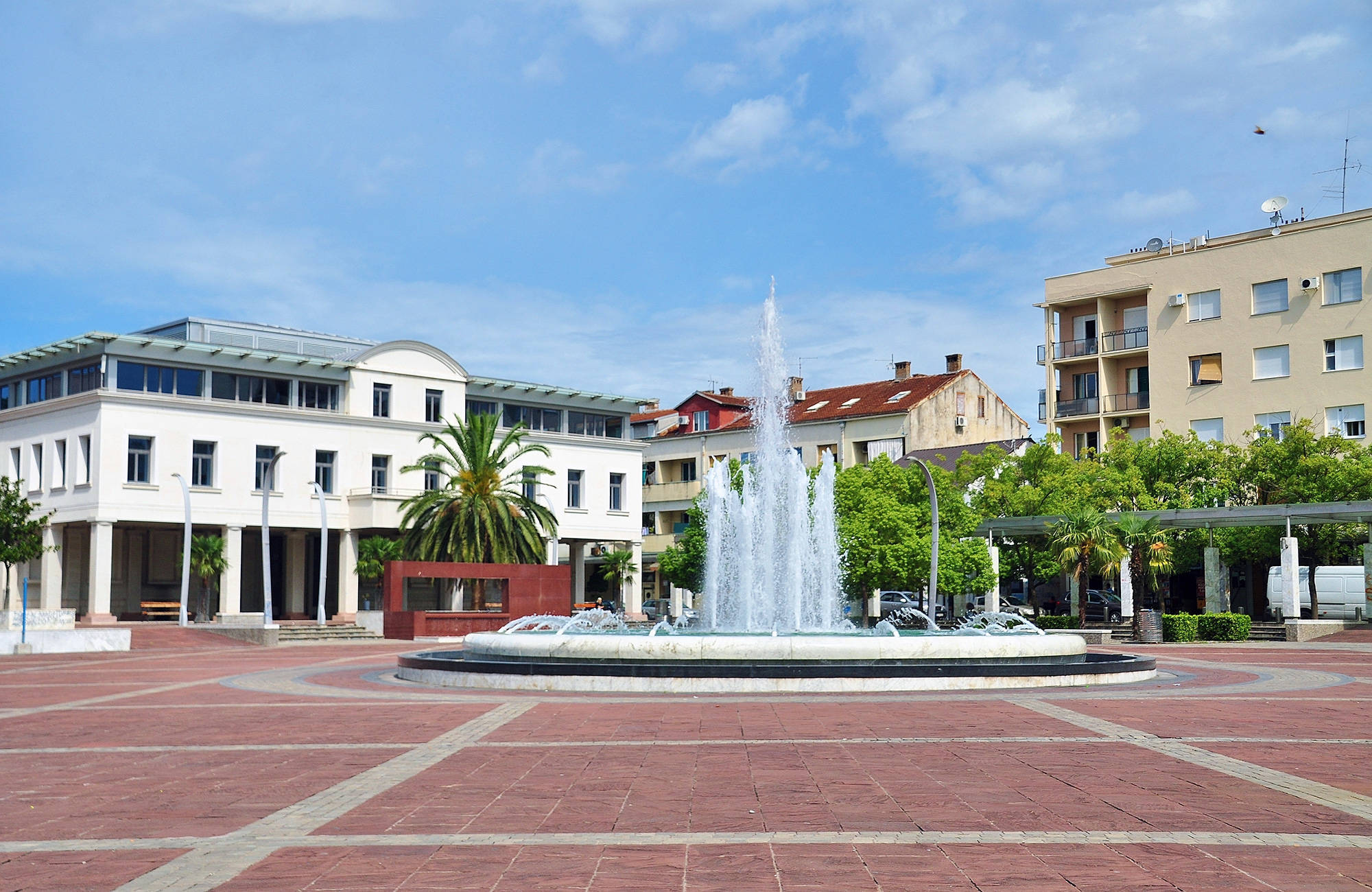 independence square under en resa till podgorica