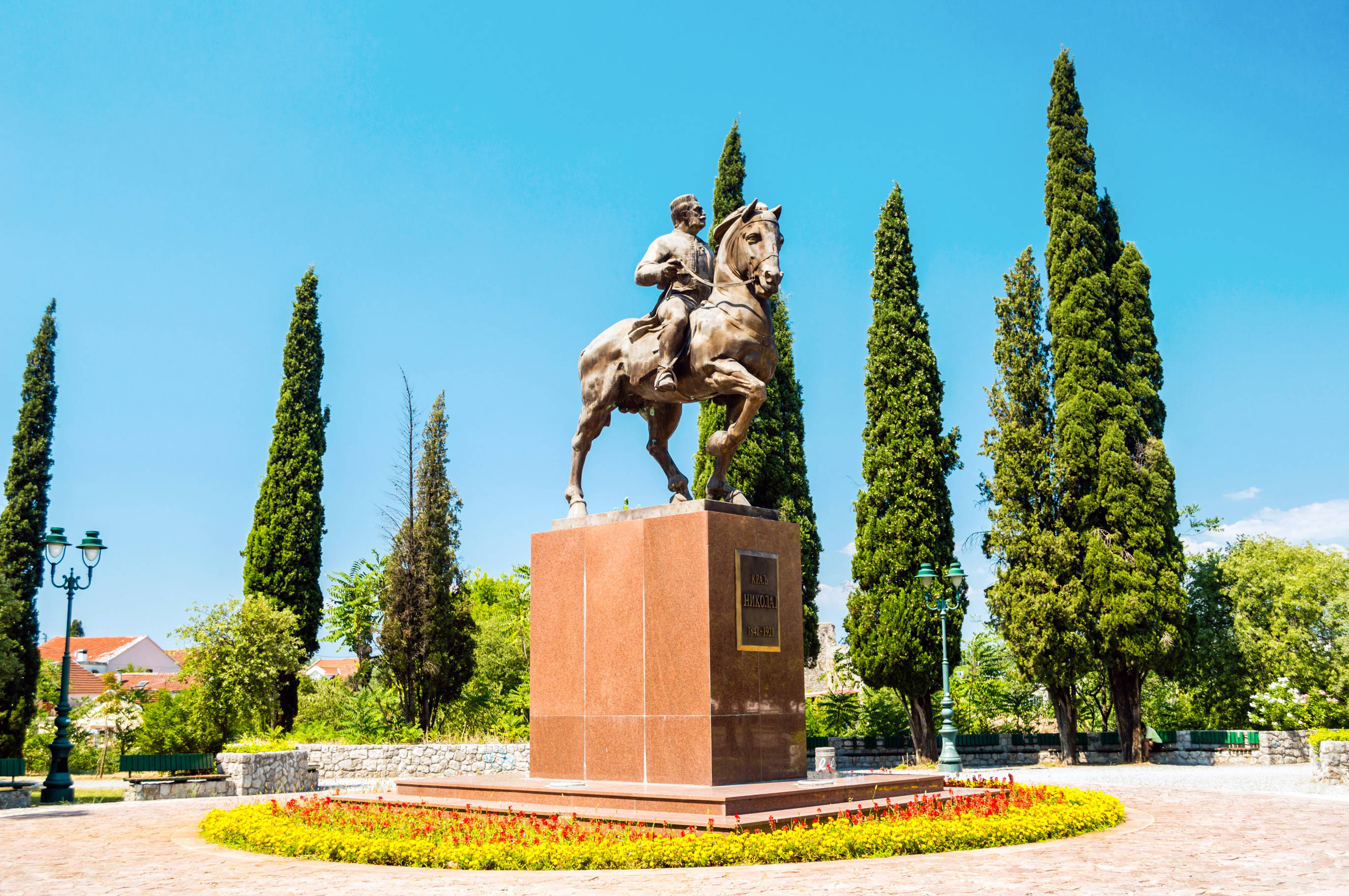staty över kung nikola under en resa till podgorica