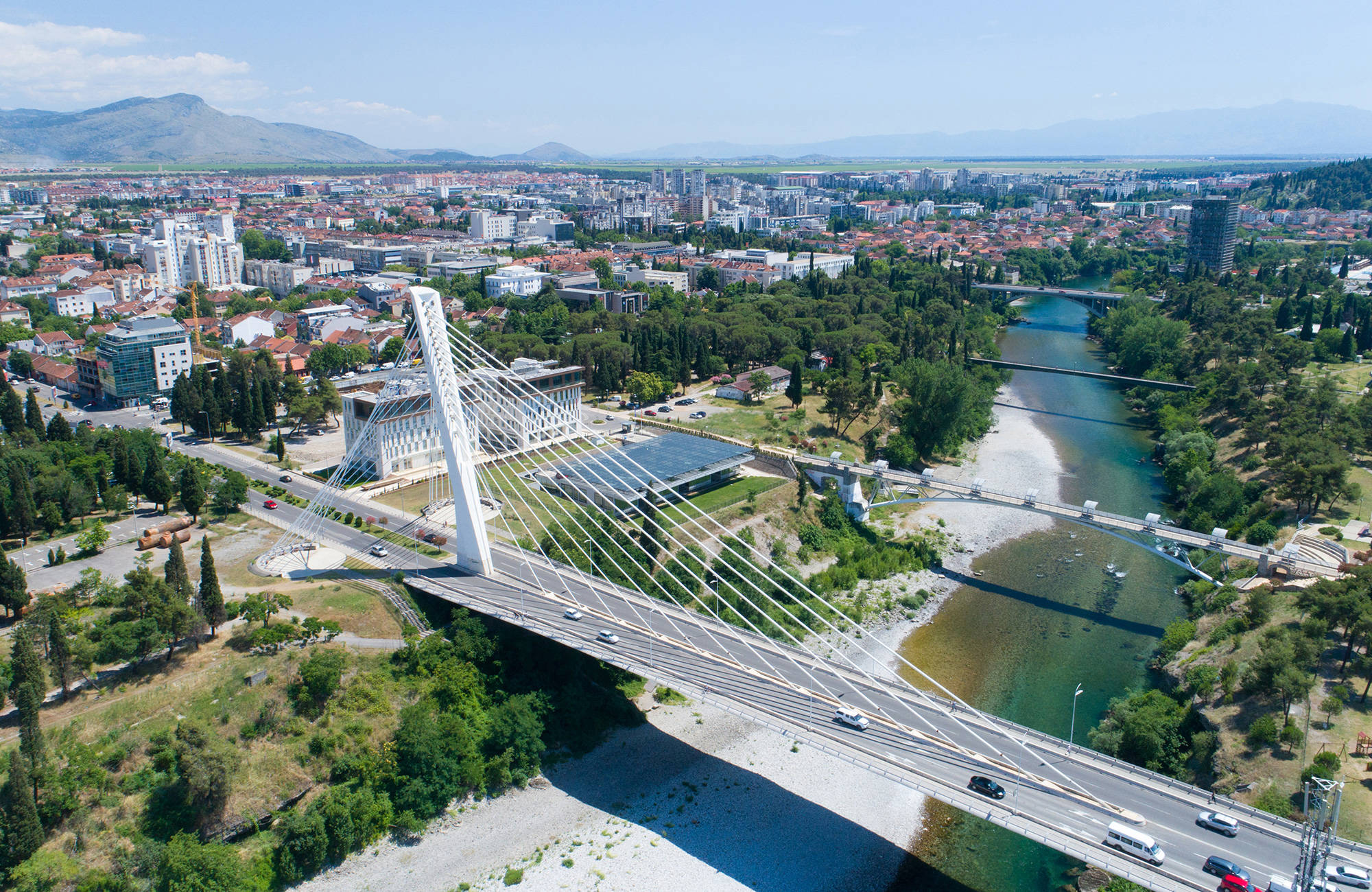 millennium bridge under en resa till podgorica