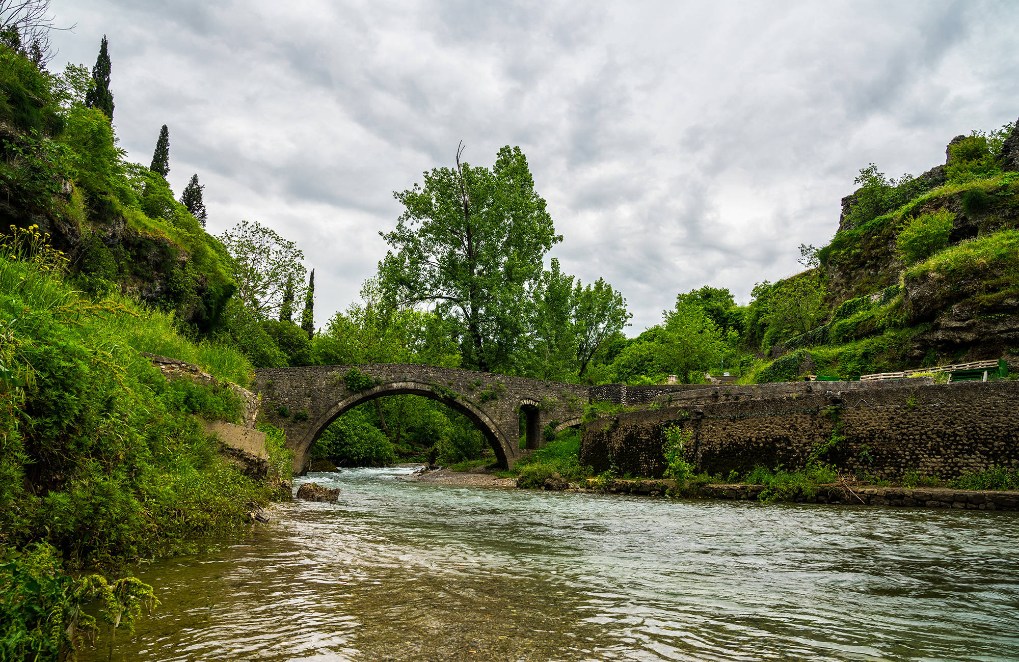 gammal stenbro över en flod under en resa till podgorica