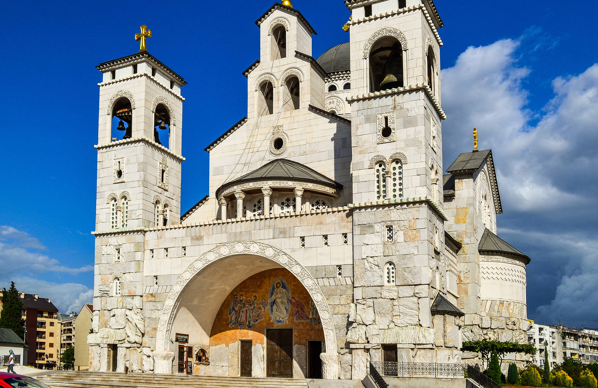 en katedral som kan besökas under en resa till podgorica