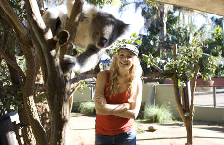 student vid university of technology sydney (uts) möter en koala