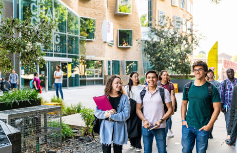 glada studenter på väg till föreläsning vid university of technology sydney (uts)