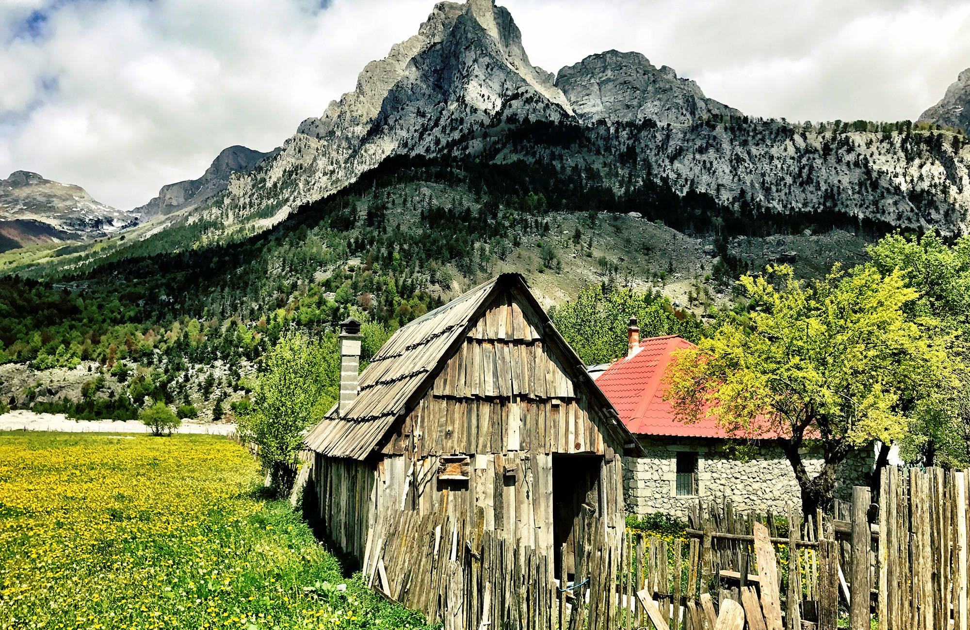 Besök små bergsbyar i Albanien på din rundresa