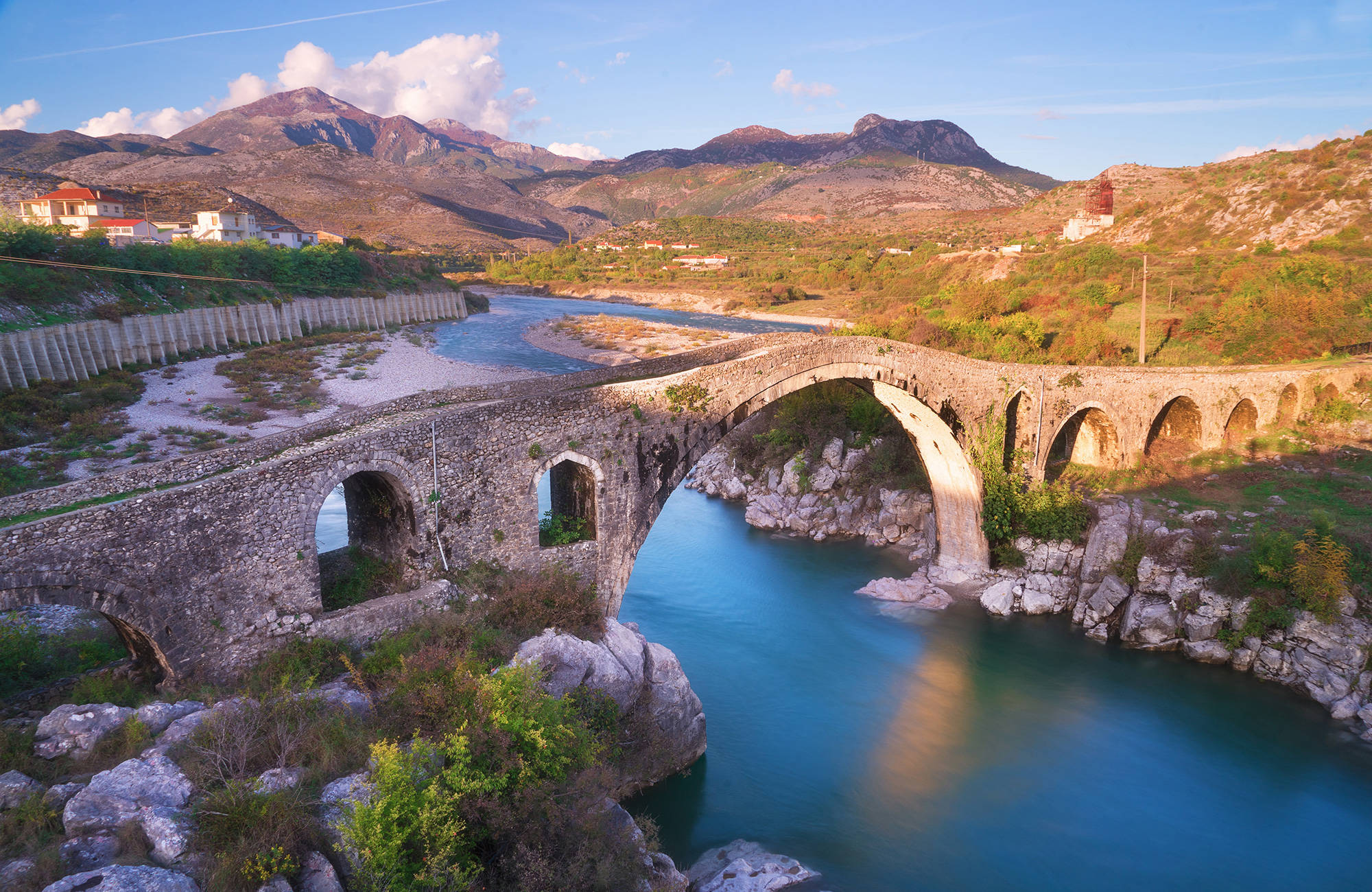 gammal stenbro vid valbona och shkodërsjön i albanien