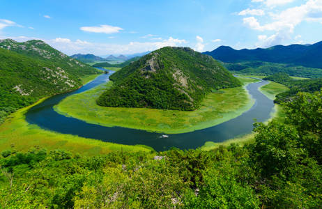 the green pyramide river bend vid shkodërsjön i albanien