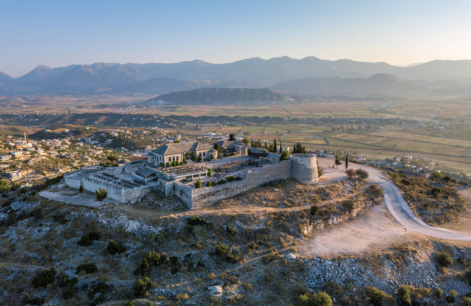 En historisk byggnad under en resa till Vlora