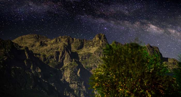 Den vackra stjärnklara himlen ovanför bergen i Albanien