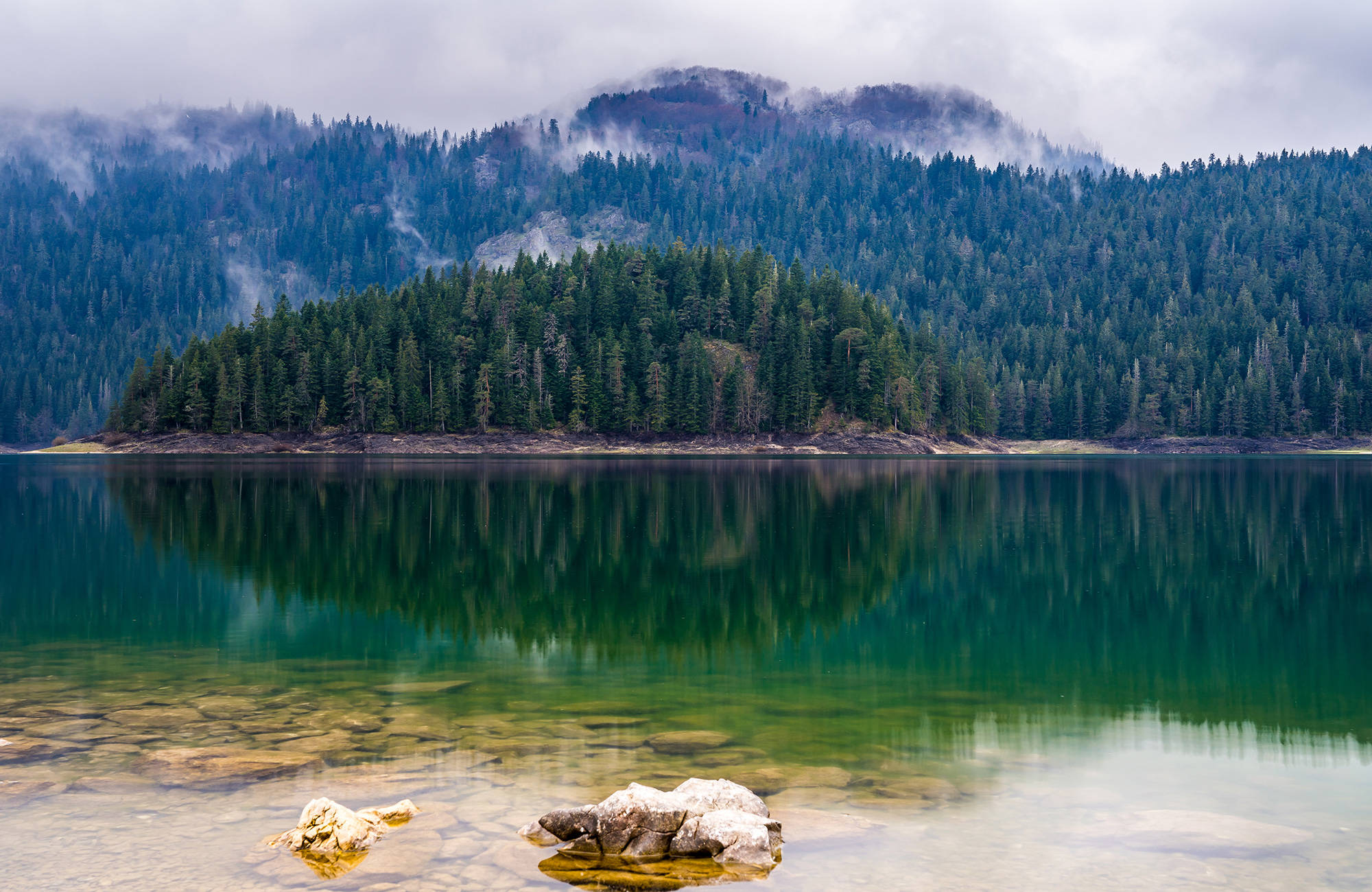 spegelblank sjö i durmitor nationalpark