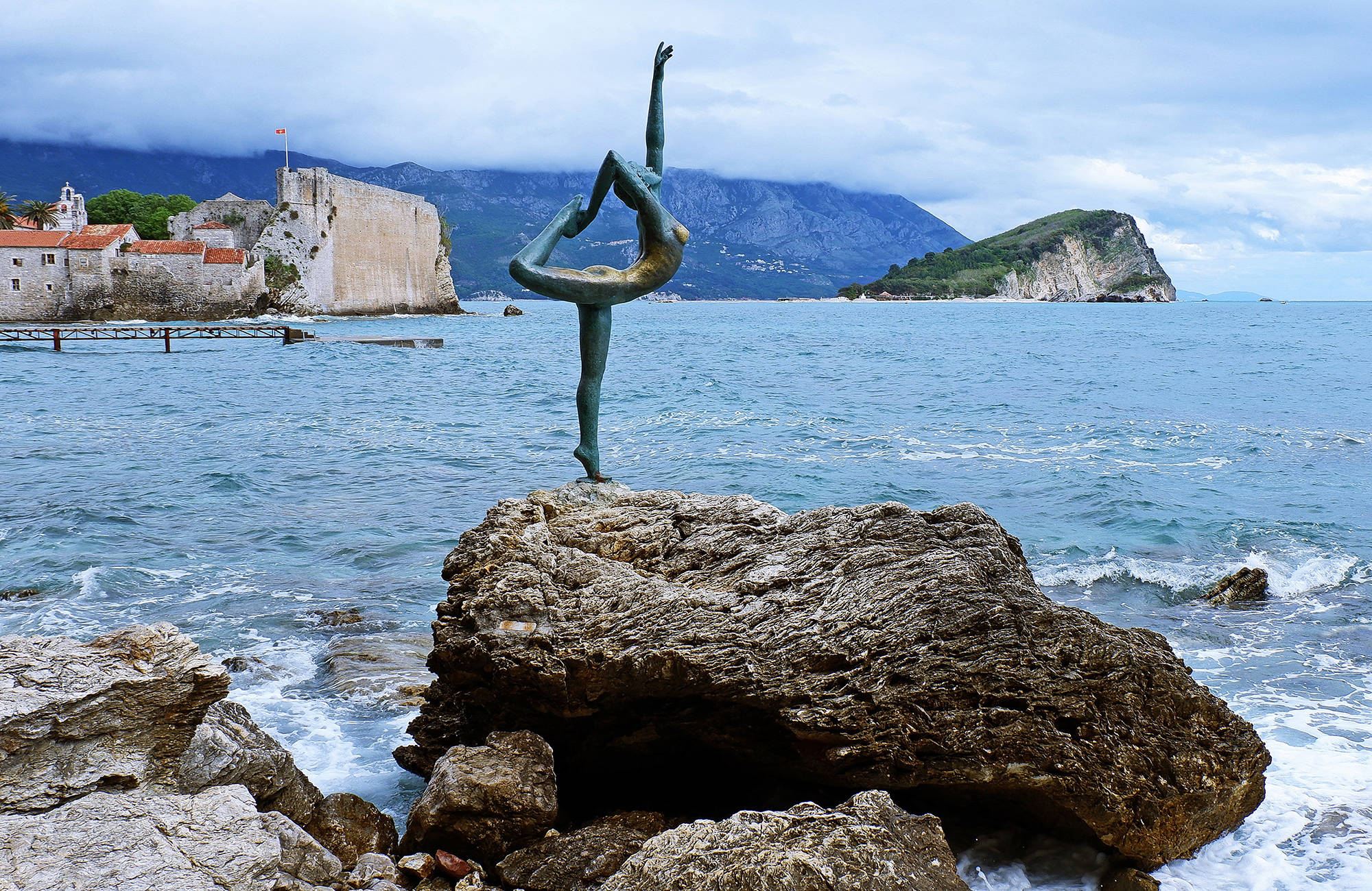 dansande statyr vid kusten av budva i montenegro