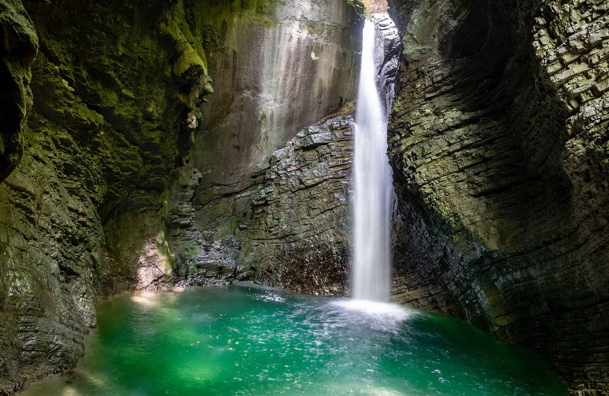 vattenfallet kozjak nära tolmin på en roadtrip i slovenien