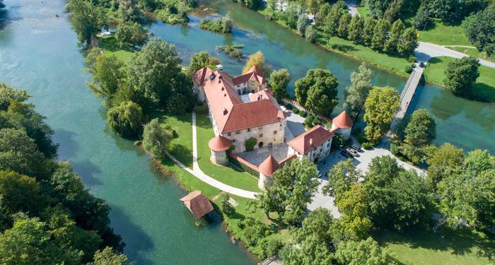 på en roadtrip i slovenien kan du besöka slottet otocec