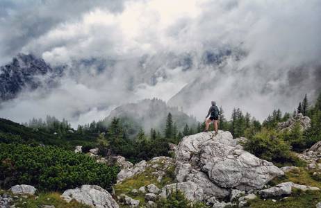 tjej vandrar längs vršič-passet i soča, slovenien