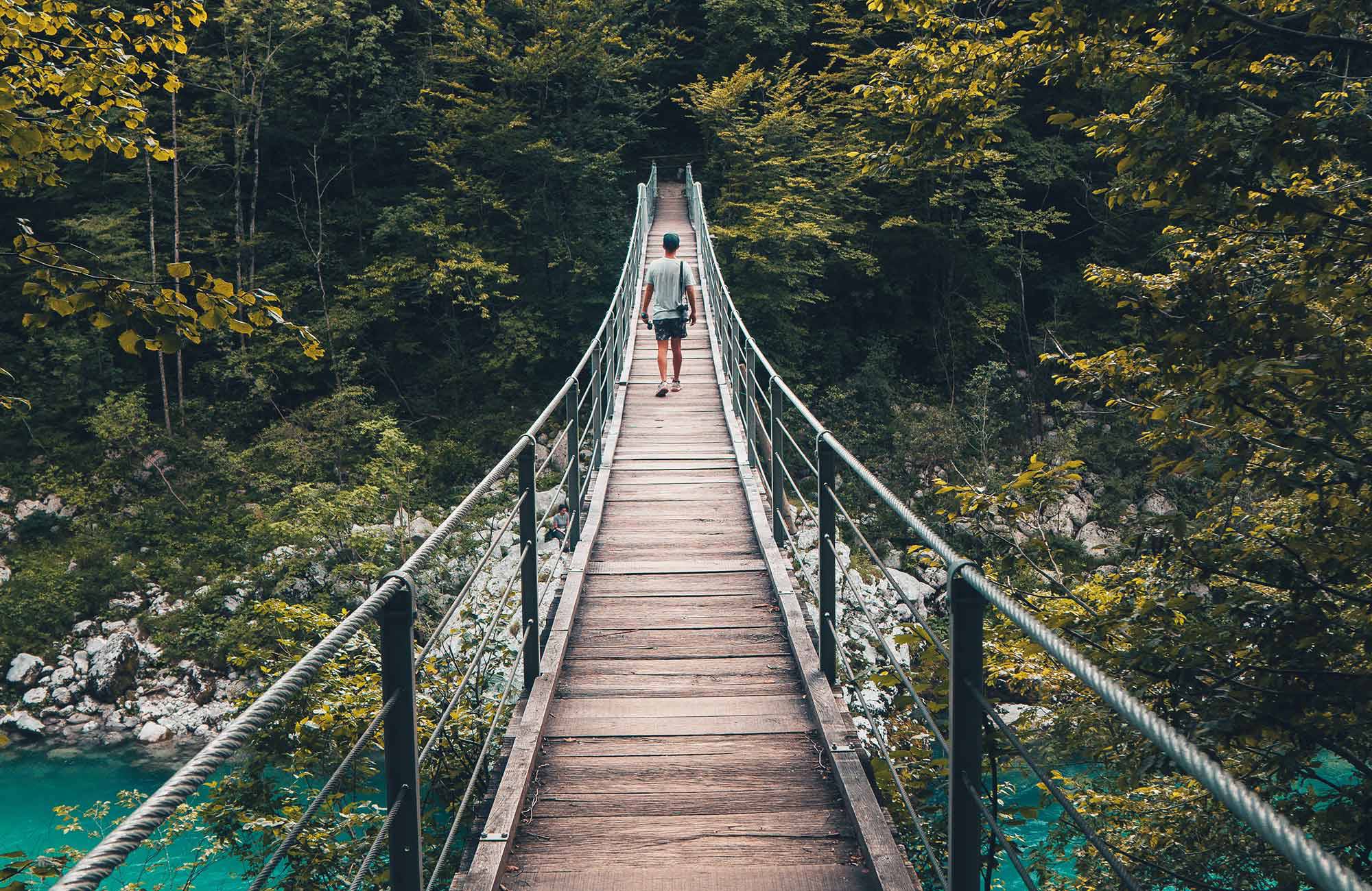 kille går på en bro i kamp lazar i kobaird, slovenien