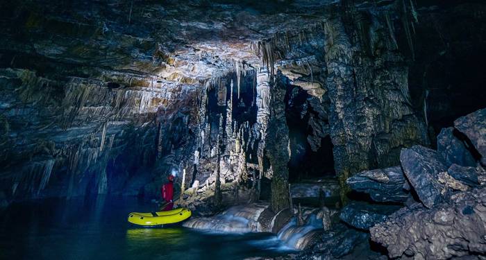 åk på en roadtrip i slovenien och utforska grottan križna