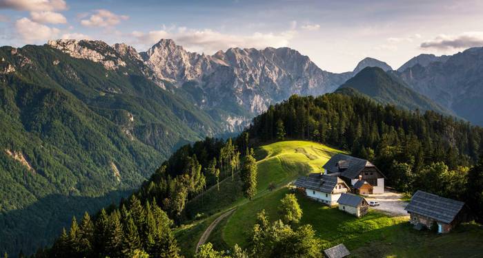 hus i bergen vid logarska dolina på en roadtrip i slovenien