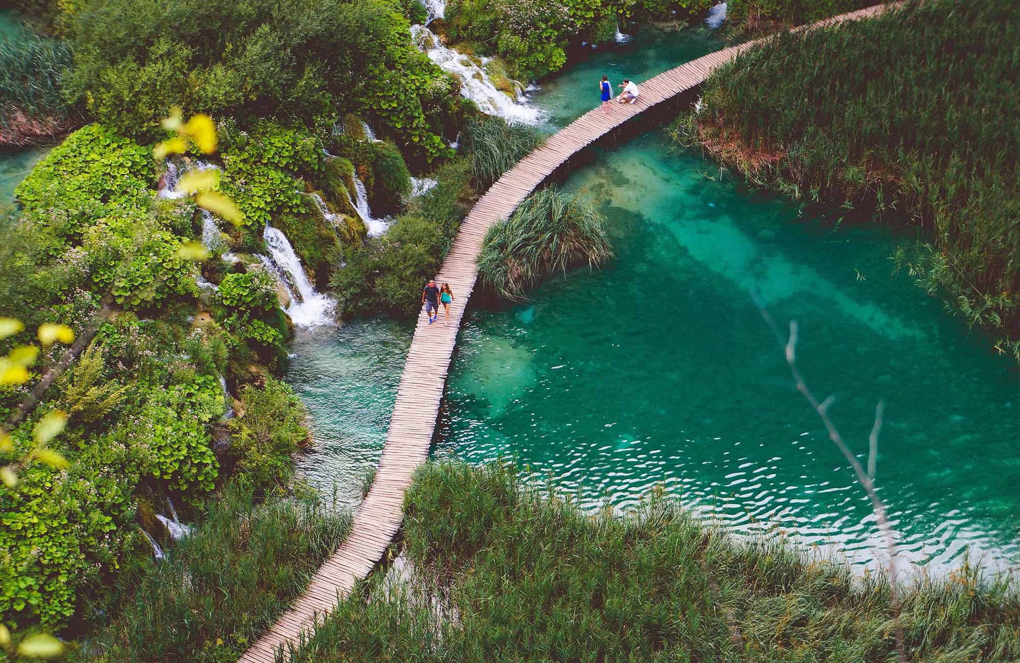 cool gångbro vid en damm i kroatien