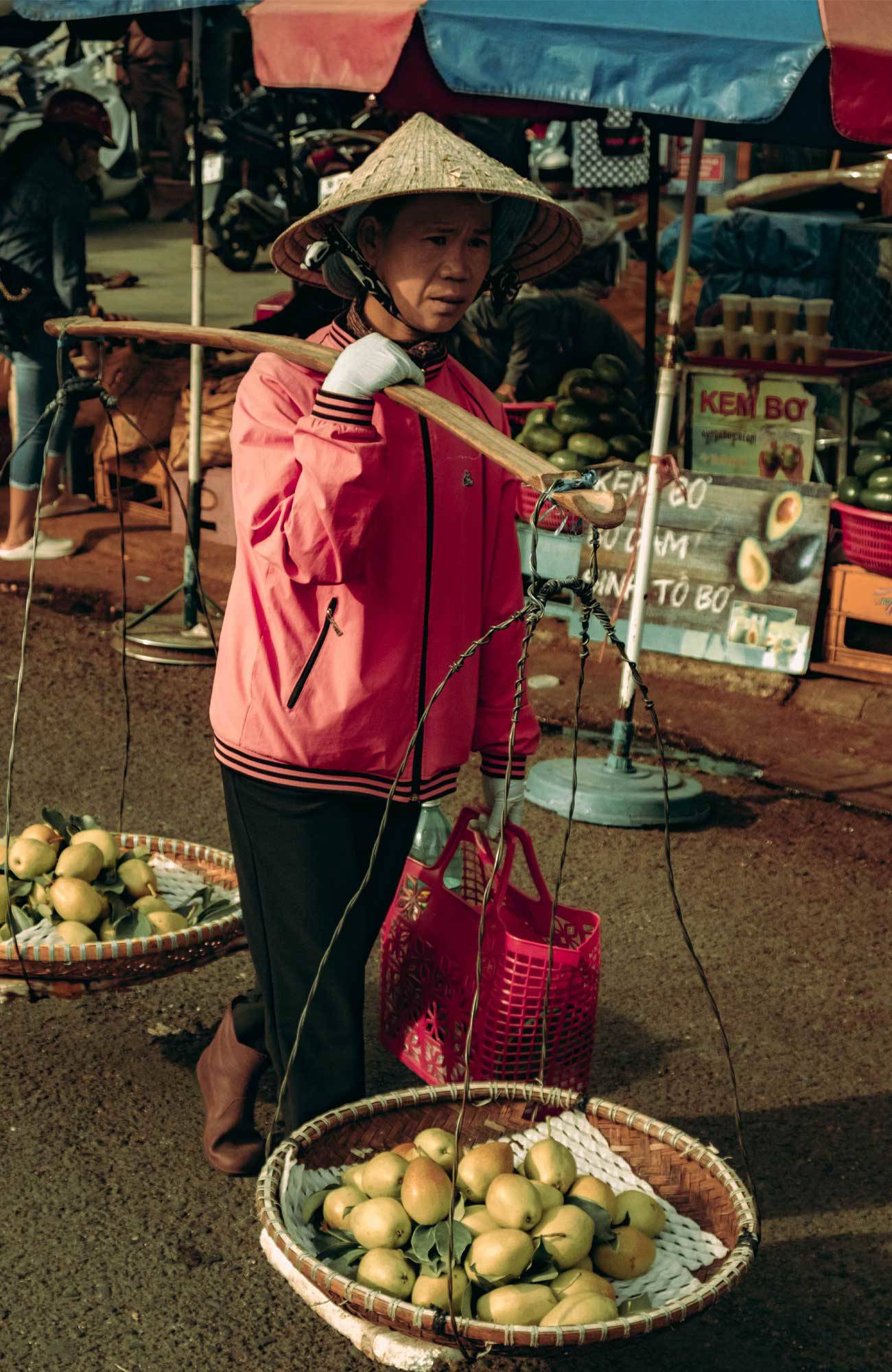 kvinna bär mat i korkar i vietnam