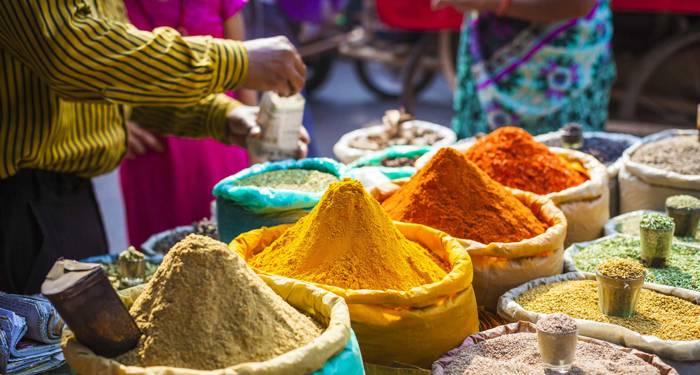 färgglada kryddor till försäljning i delhi