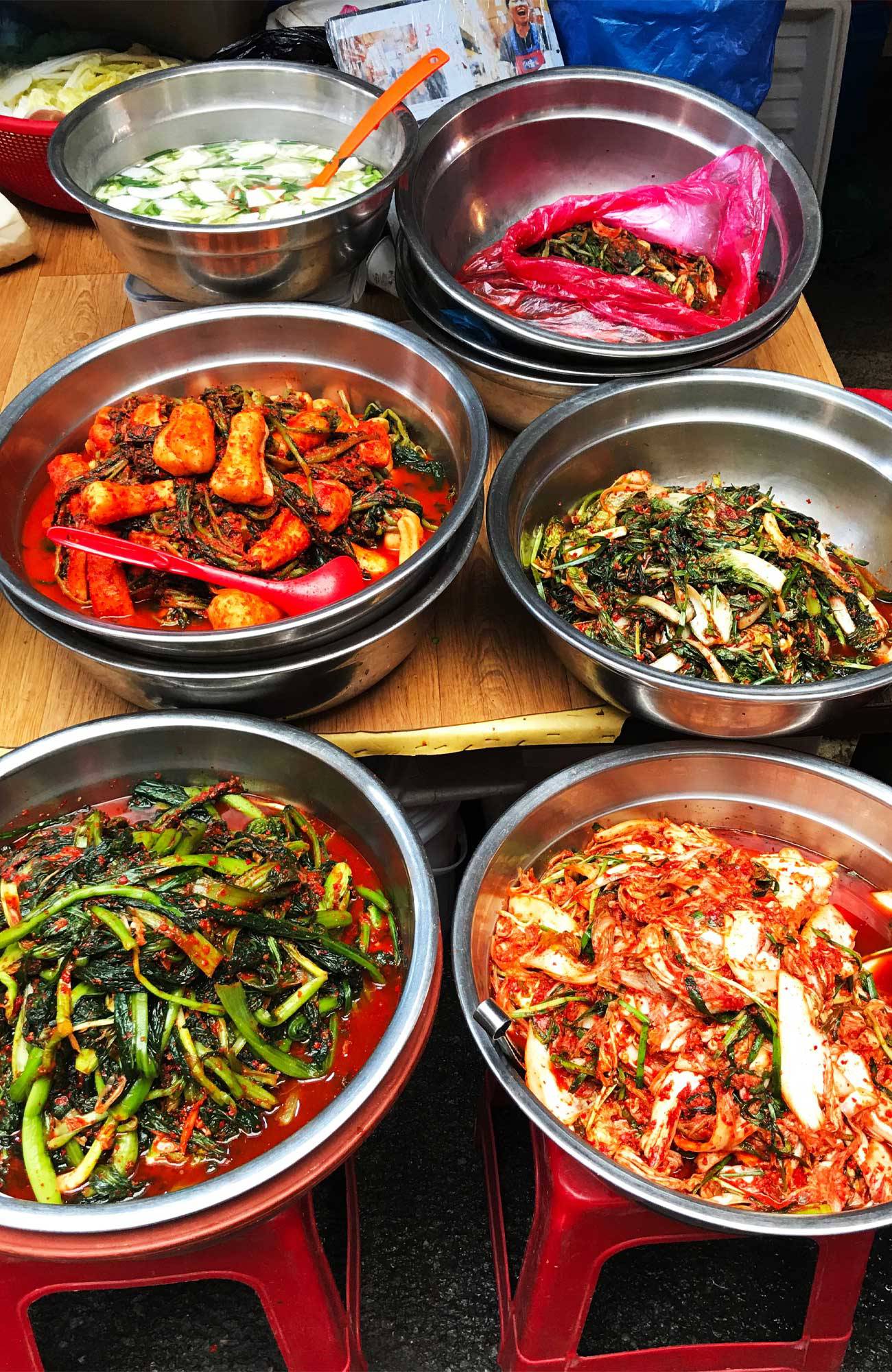 olika asiatiska maträtter i stora skålar 