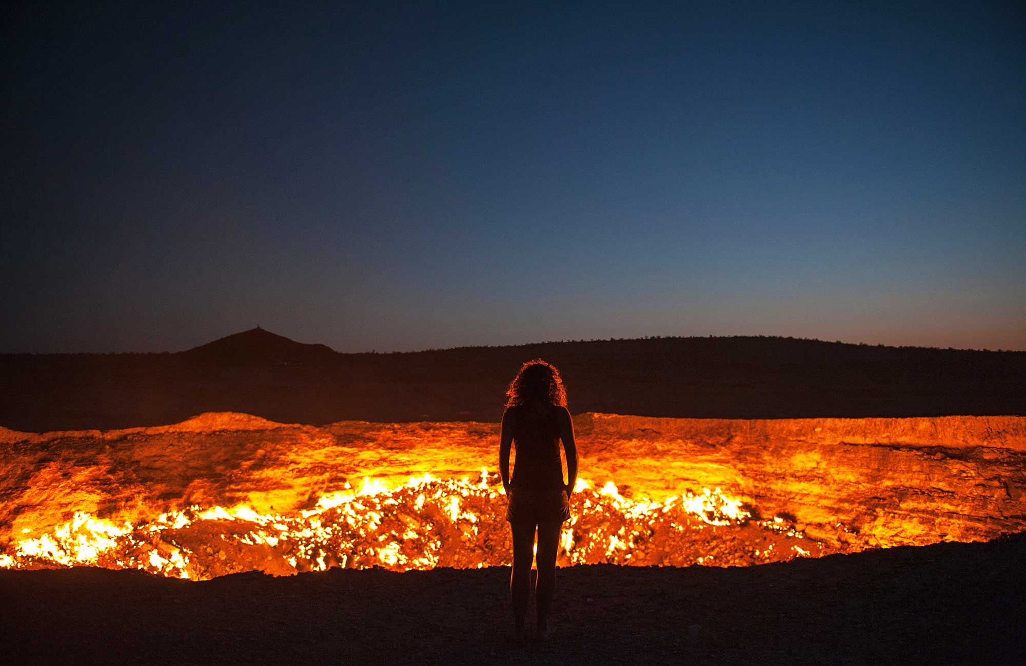 Tjej vid Darvaza i Turkmenistan