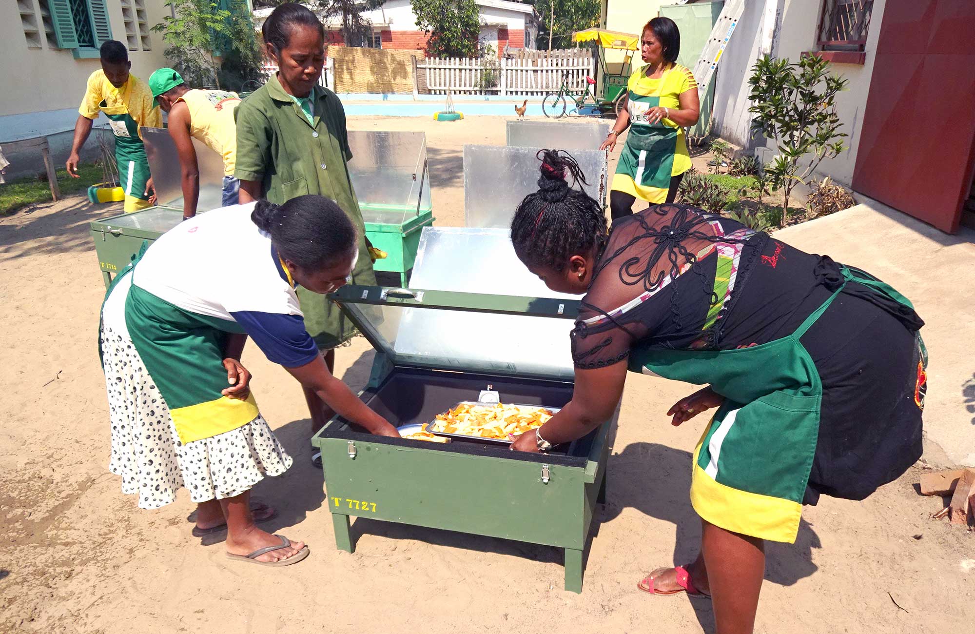 lokalbefolkning i madagaskar demonstrerar hur solcellsdriven ugn fungerar