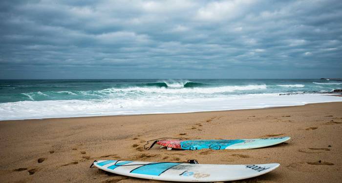 två surfbrädor på en strand i ericeira, portugal