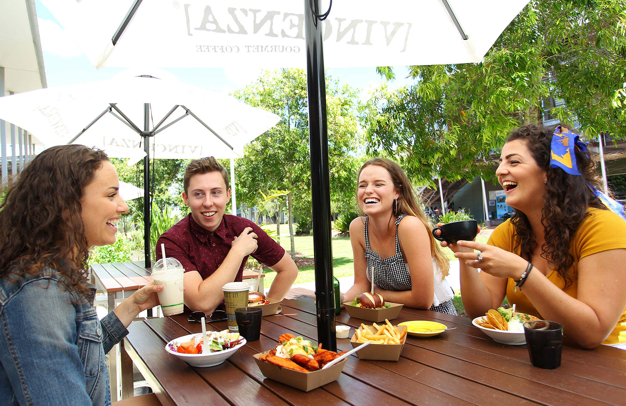 fyra studenter lunchar vid University of the Sunshine Coast