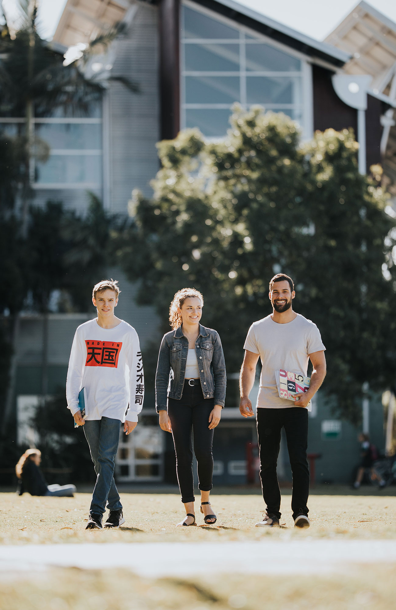 tre glada studenter vid University of the Sunshine Coast