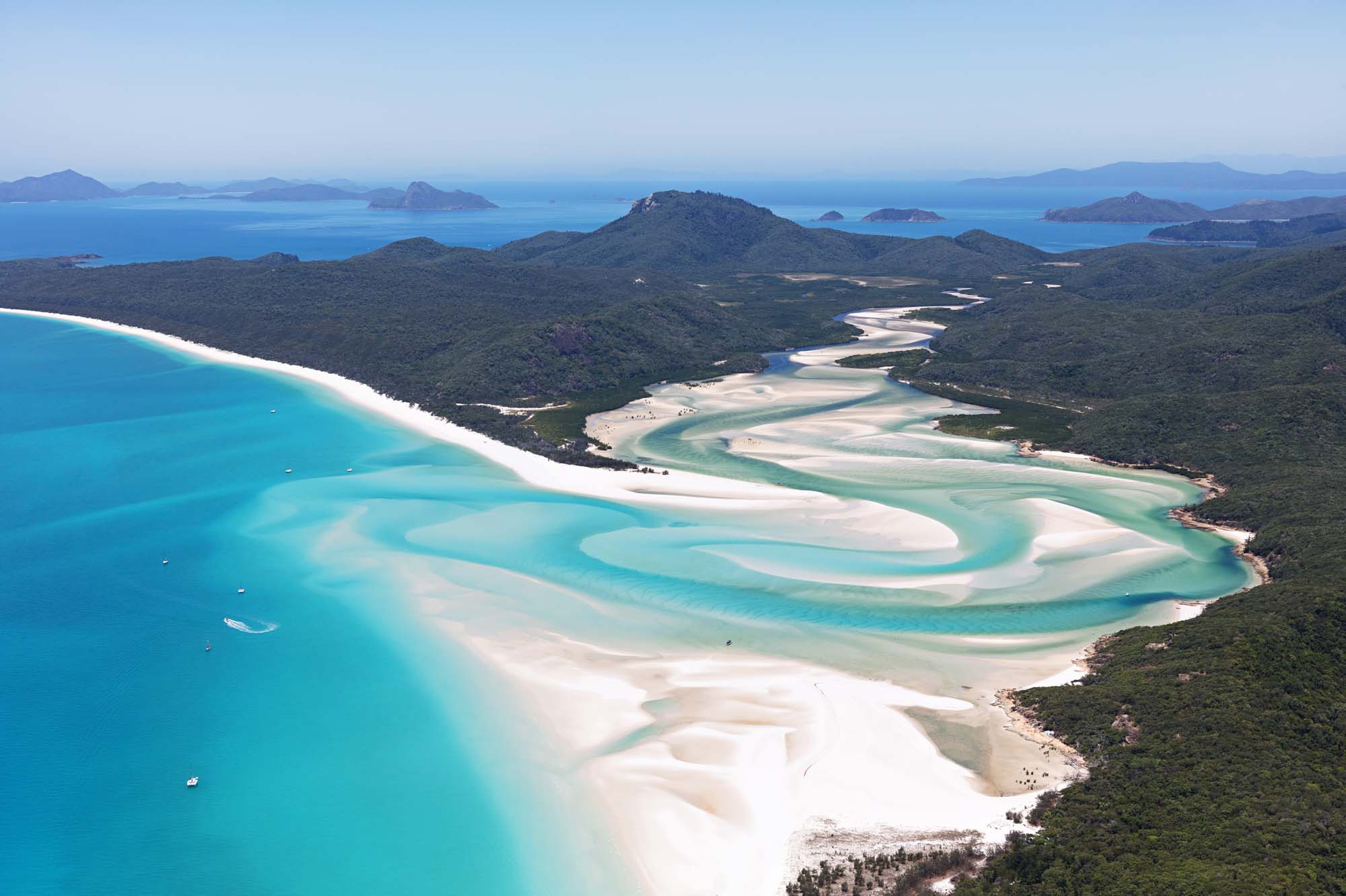 Vy från ovan över Whitsunday Islands och Whithaven Beach