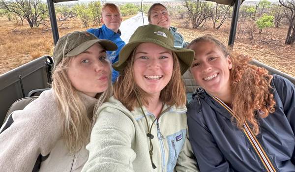 Reizigers op safari tijdens hun KILROY-reis
