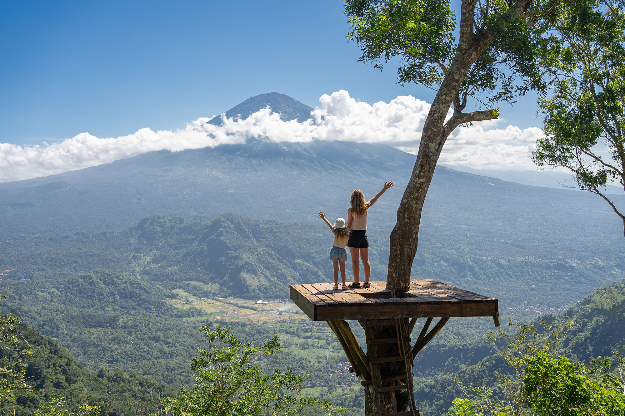 mor og datter i en tretopp på Bali. Foto. 